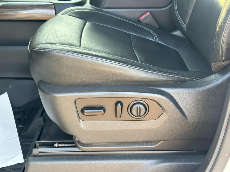 Chevrolet Silverado 1500 Vehicle Full-screen Gallery Image 17