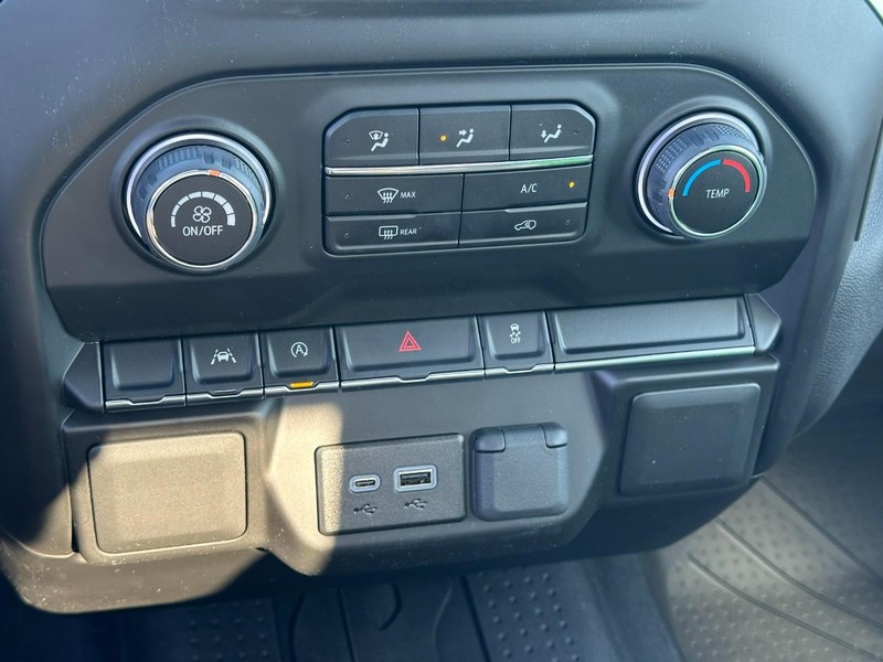 Chevrolet Silverado 1500 Vehicle Full-screen Gallery Image 11