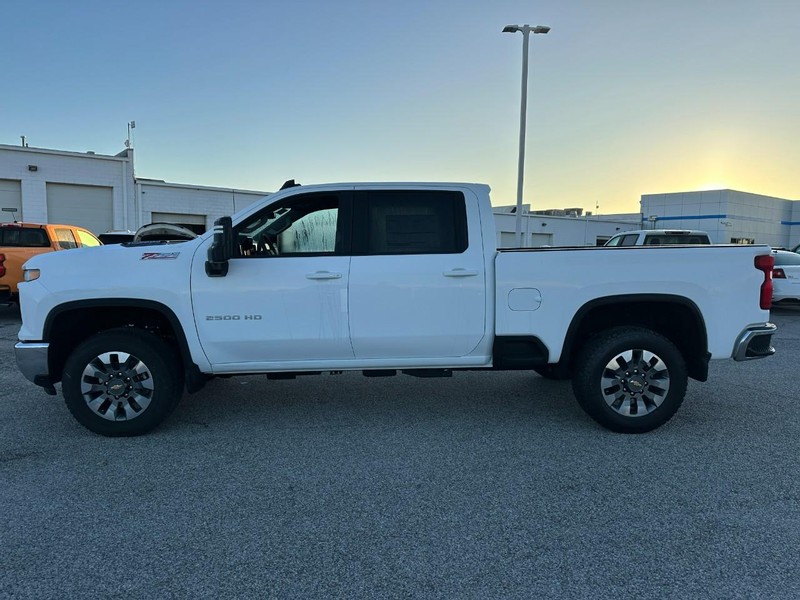 Chevrolet Silverado 2500HD Vehicle Full-screen Gallery Image 2