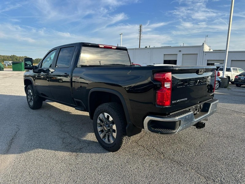 Chevrolet Silverado 2500HD Vehicle Full-screen Gallery Image 3