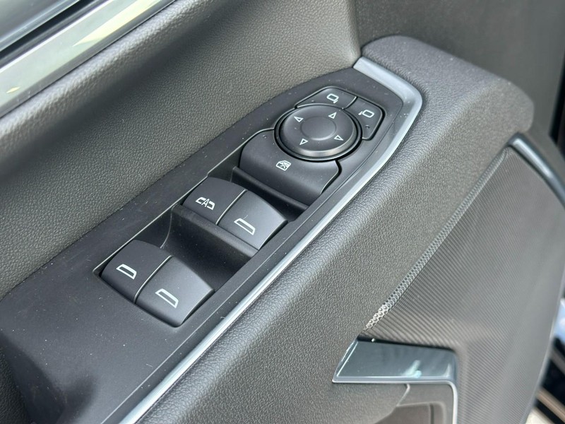 Chevrolet Silverado 2500HD Vehicle Full-screen Gallery Image 9