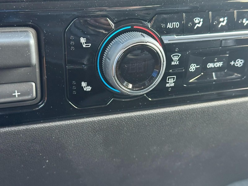 Chevrolet Silverado 2500HD Vehicle Full-screen Gallery Image 14