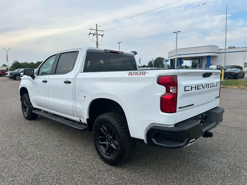 Chevrolet Silverado 1500 Vehicle Full-screen Gallery Image 3