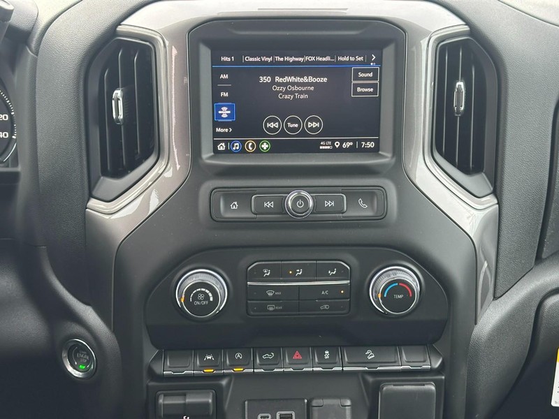 Chevrolet Silverado 1500 Vehicle Full-screen Gallery Image 7