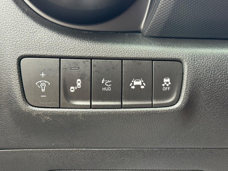 Hyundai Kona Vehicle Full-screen Gallery Image 24