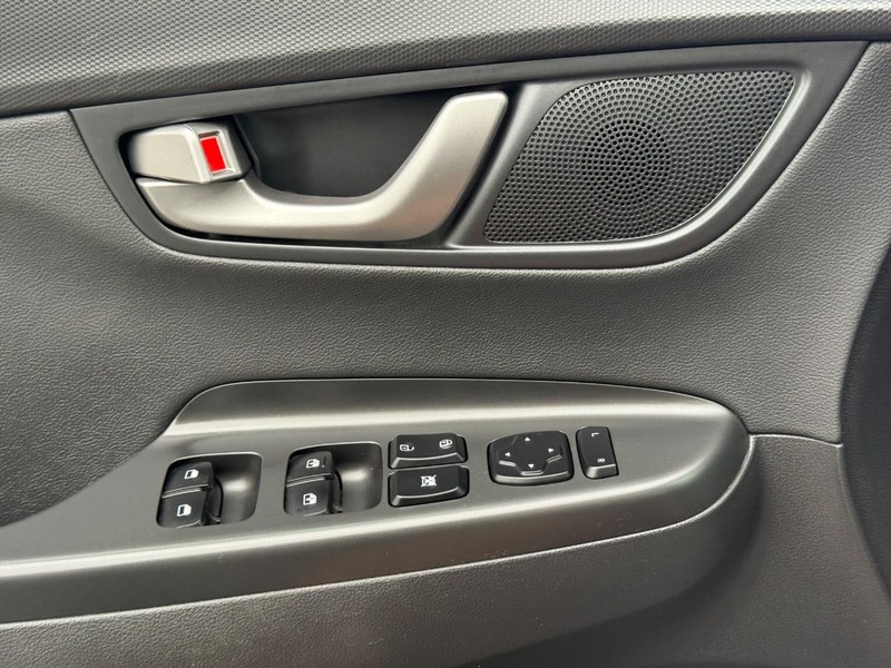 Hyundai Kona Vehicle Full-screen Gallery Image 25