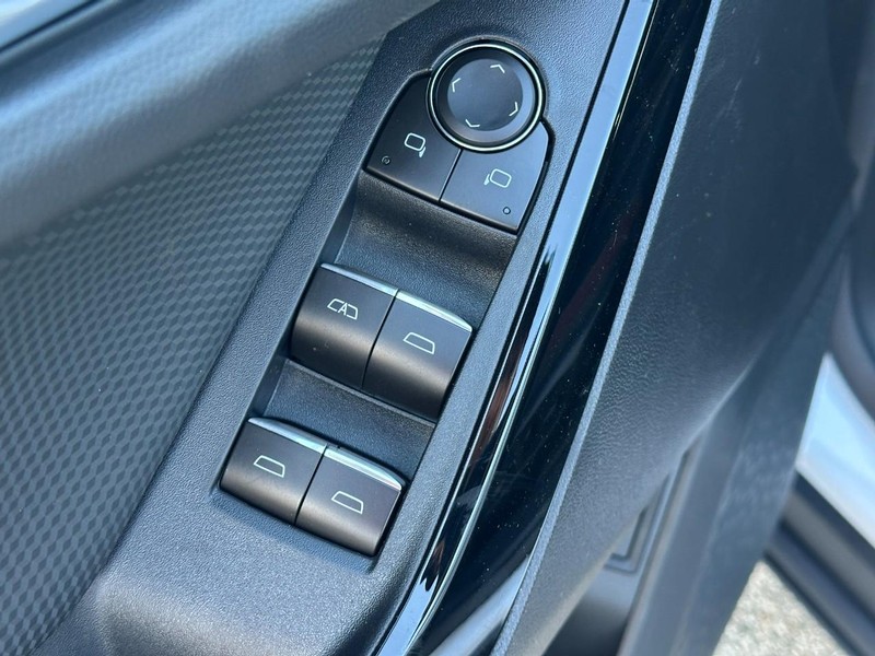 Chevrolet Equinox Vehicle Full-screen Gallery Image 9