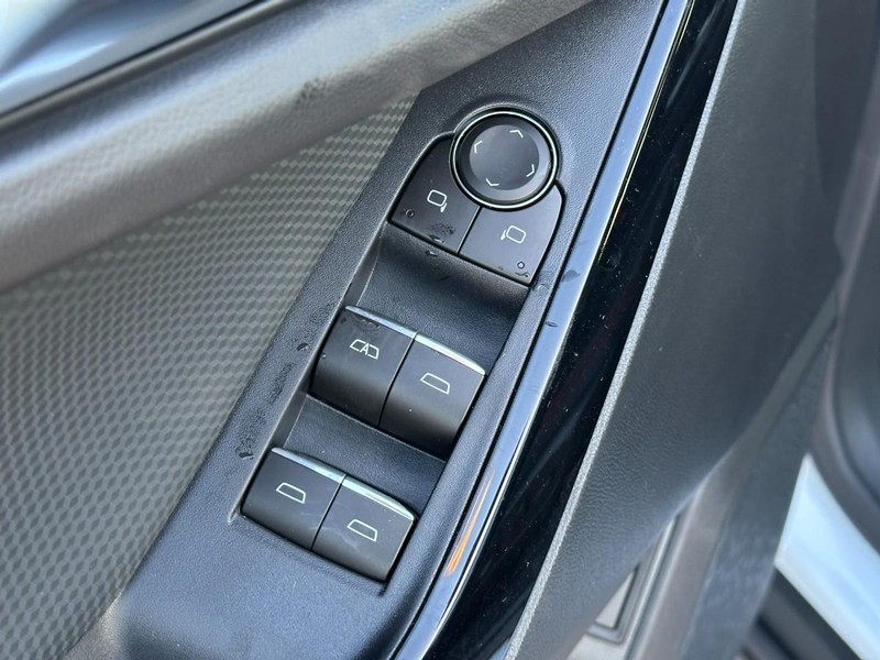 Chevrolet Equinox Vehicle Full-screen Gallery Image 10