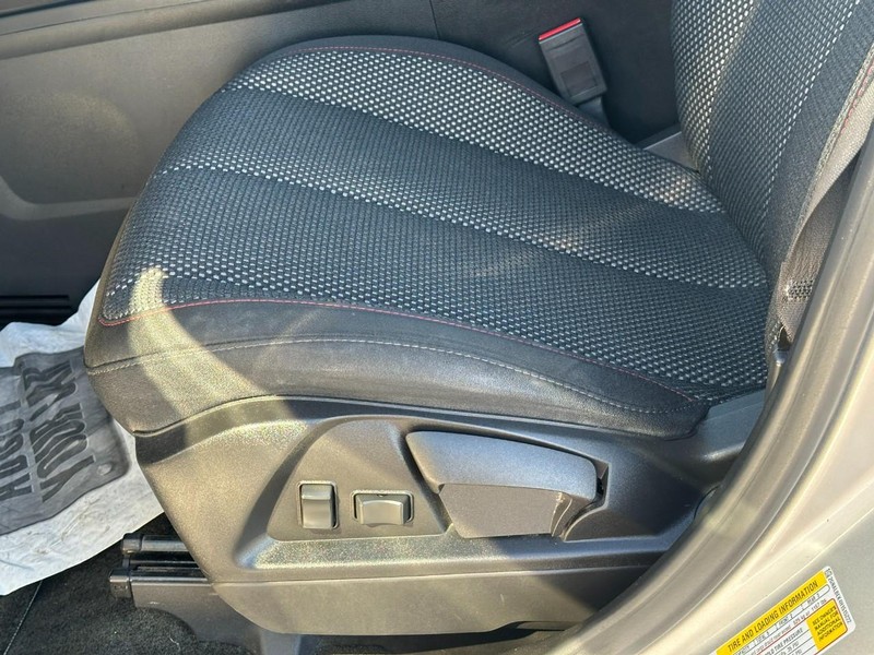 Chevrolet Equinox Vehicle Full-screen Gallery Image 17