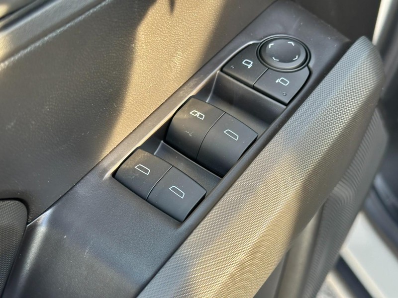 Chevrolet Colorado Vehicle Full-screen Gallery Image 9