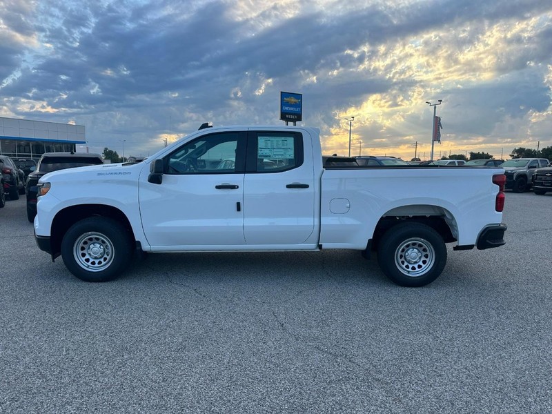 Chevrolet Silverado 1500 Vehicle Full-screen Gallery Image 2