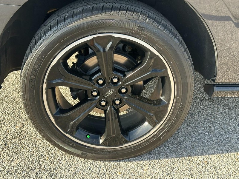 Ford Expedition Vehicle Full-screen Gallery Image 7