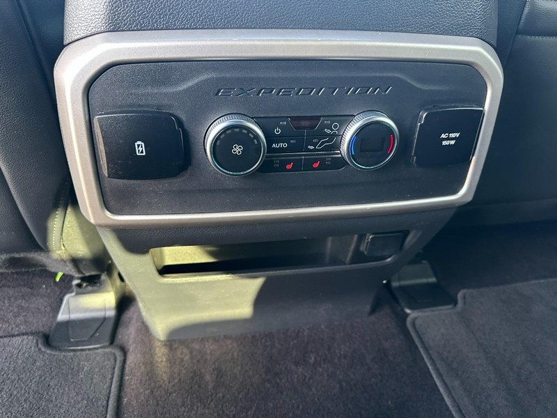 Ford Expedition Vehicle Full-screen Gallery Image 12