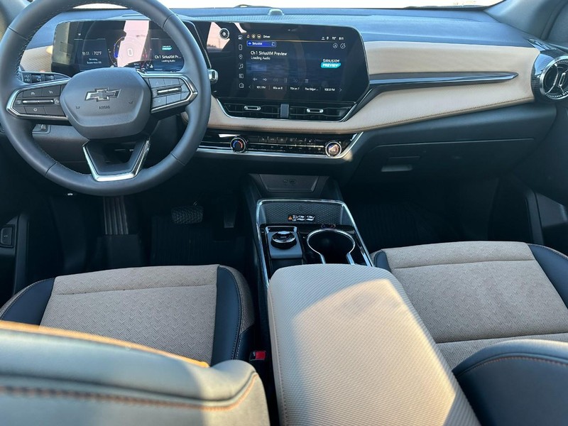 Chevrolet Equinox Vehicle Full-screen Gallery Image 11