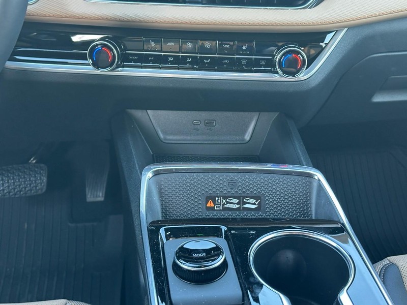 Chevrolet Equinox Vehicle Full-screen Gallery Image 14