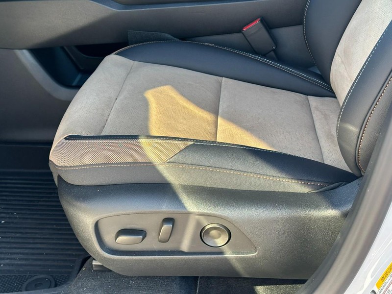 Chevrolet Equinox Vehicle Full-screen Gallery Image 17