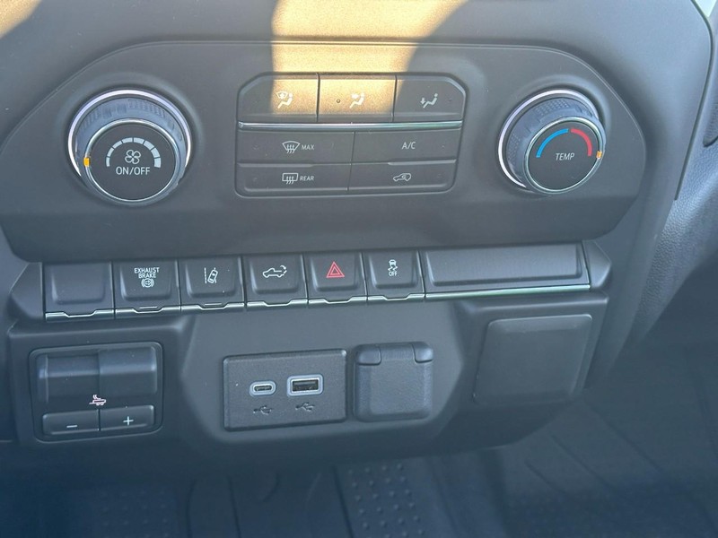 Chevrolet Silverado 2500HD Vehicle Full-screen Gallery Image 11