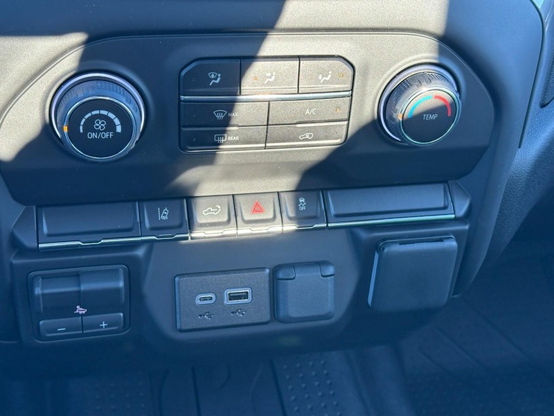 Chevrolet Silverado 2500HD Vehicle Full-screen Gallery Image 11