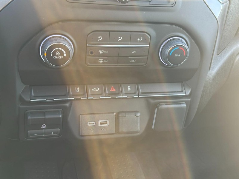 Chevrolet Silverado 2500HD Vehicle Full-screen Gallery Image 9