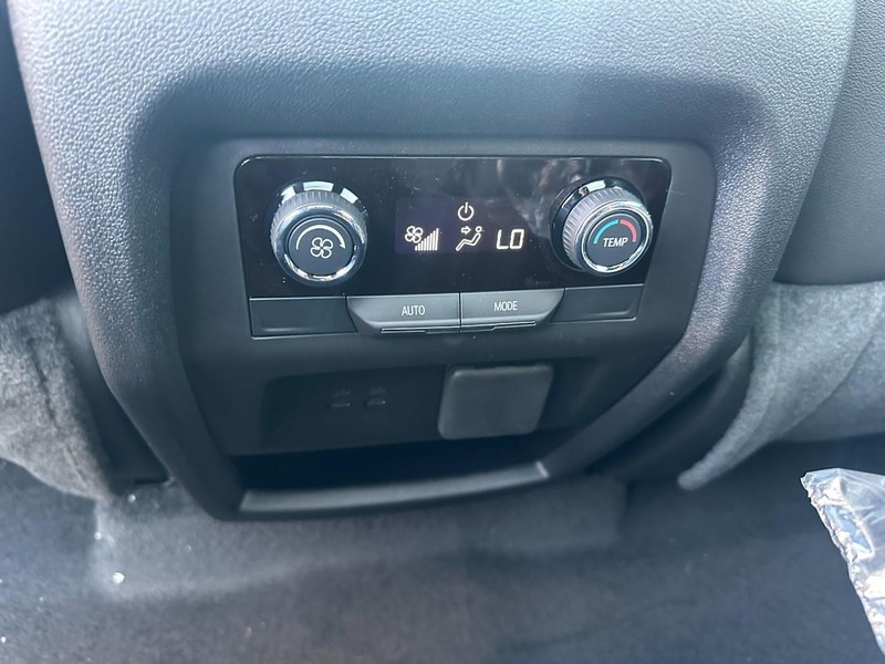 Chevrolet Traverse Vehicle Full-screen Gallery Image 6