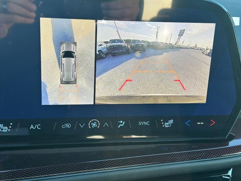 Chevrolet Traverse Vehicle Full-screen Gallery Image 16