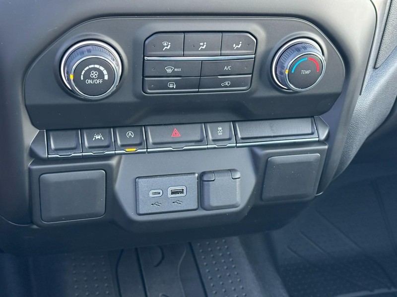 Chevrolet Silverado 1500 Vehicle Full-screen Gallery Image 11