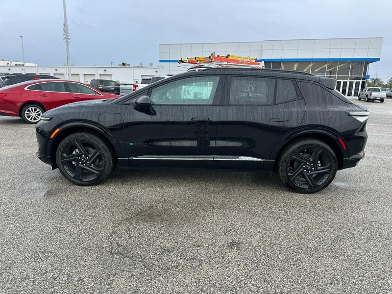 Chevrolet Equinox EV Vehicle Full-screen Gallery Image 2