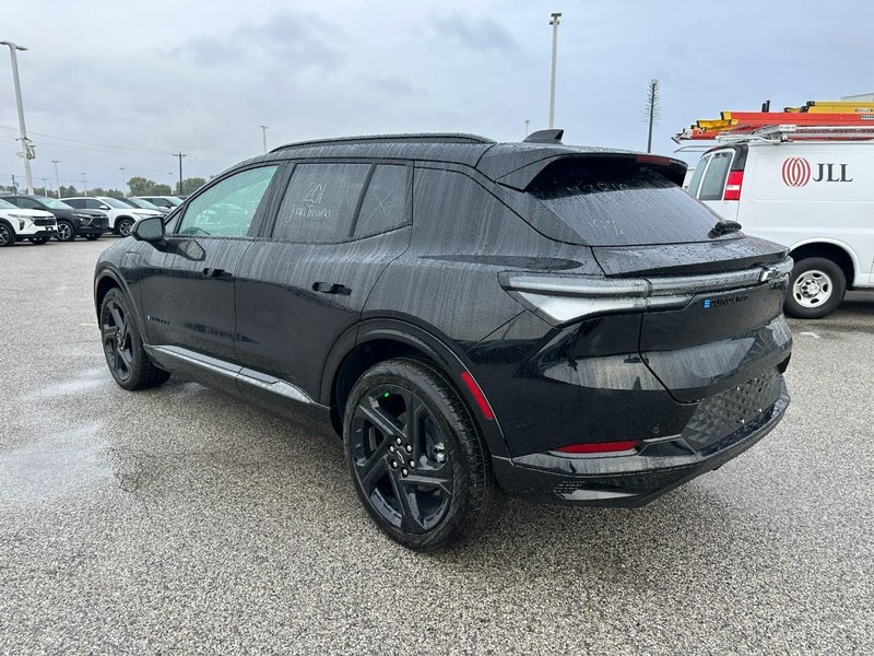 Chevrolet Equinox EV Vehicle Full-screen Gallery Image 3