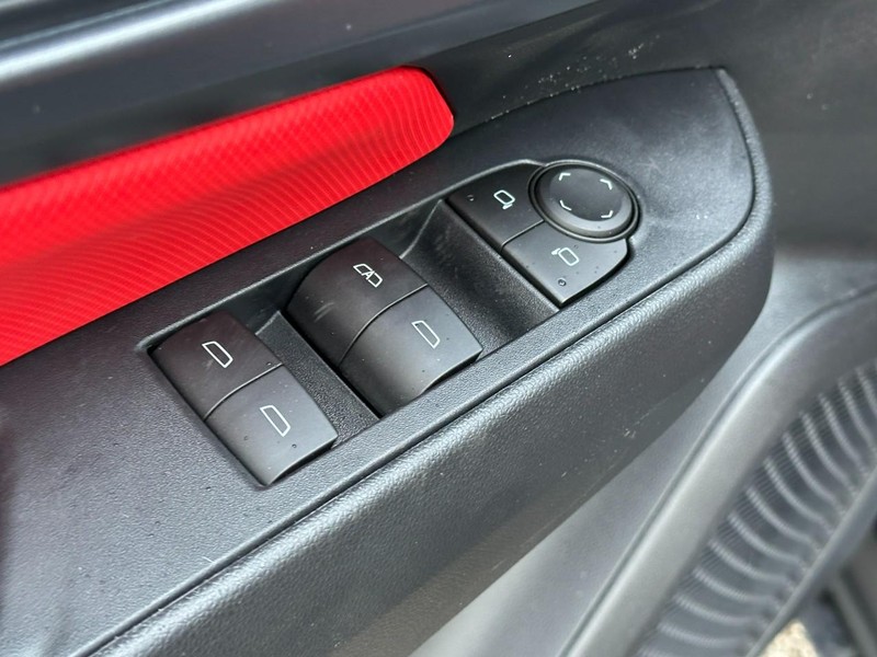 Chevrolet Equinox EV Vehicle Full-screen Gallery Image 10