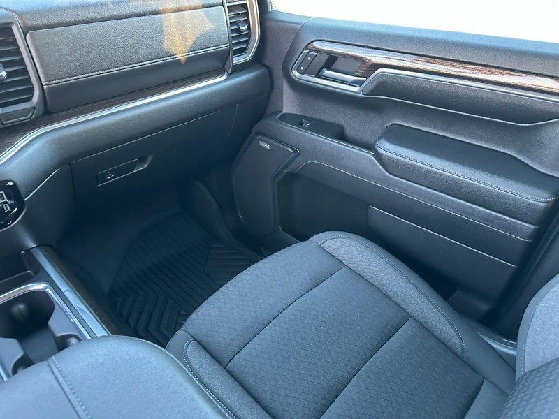 Chevrolet Silverado 1500 Vehicle Full-screen Gallery Image 15