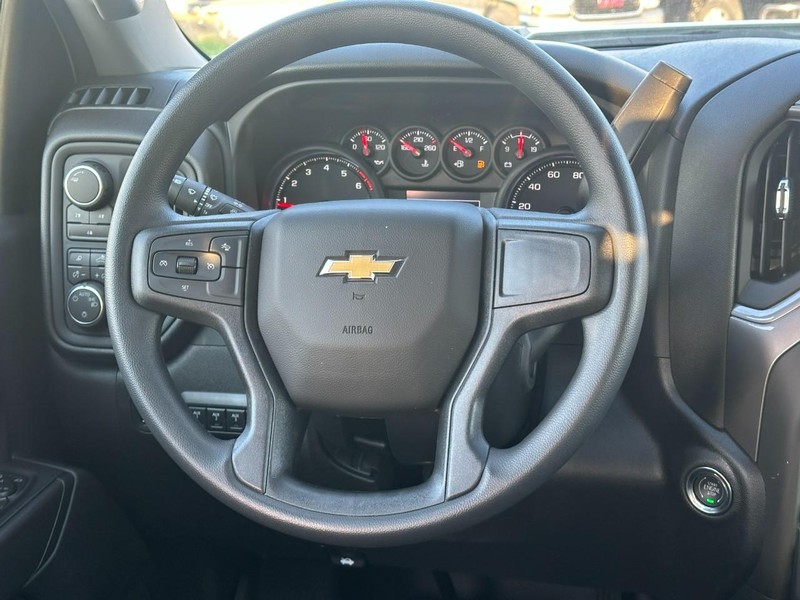 Chevrolet Silverado 2500HD Vehicle Full-screen Gallery Image 6