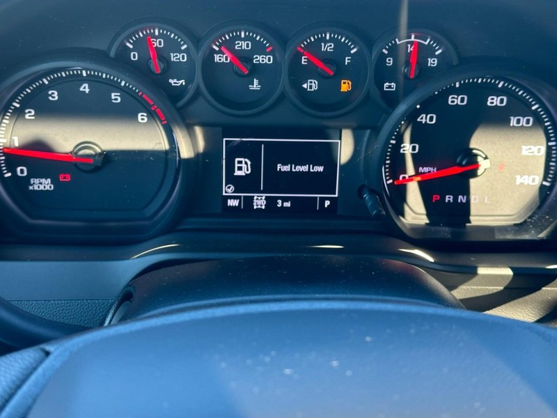 Chevrolet Silverado 2500HD Vehicle Full-screen Gallery Image 12