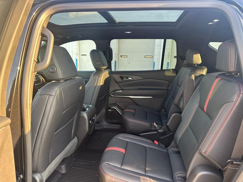 Chevrolet Traverse Vehicle Full-screen Gallery Image 4