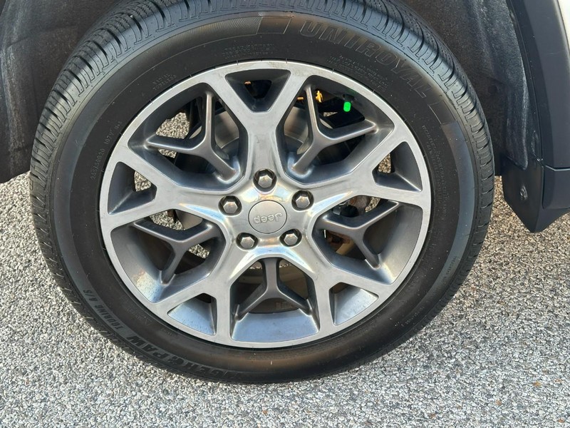 Jeep Grand Cherokee Vehicle Full-screen Gallery Image 6