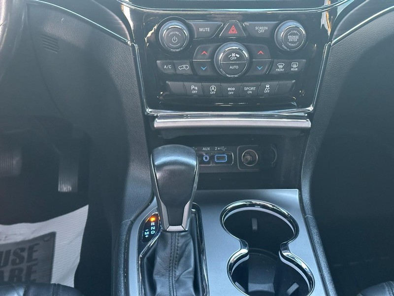 Jeep Grand Cherokee Vehicle Full-screen Gallery Image 15