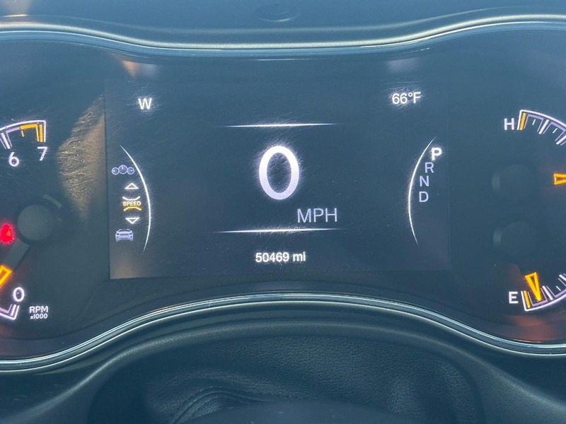 Jeep Grand Cherokee Vehicle Full-screen Gallery Image 22