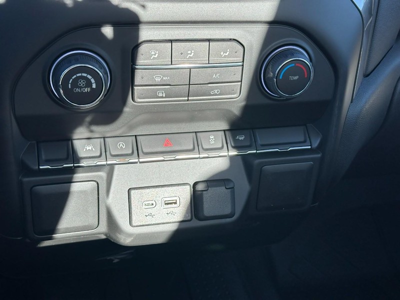 Chevrolet Silverado 1500 Vehicle Full-screen Gallery Image 12