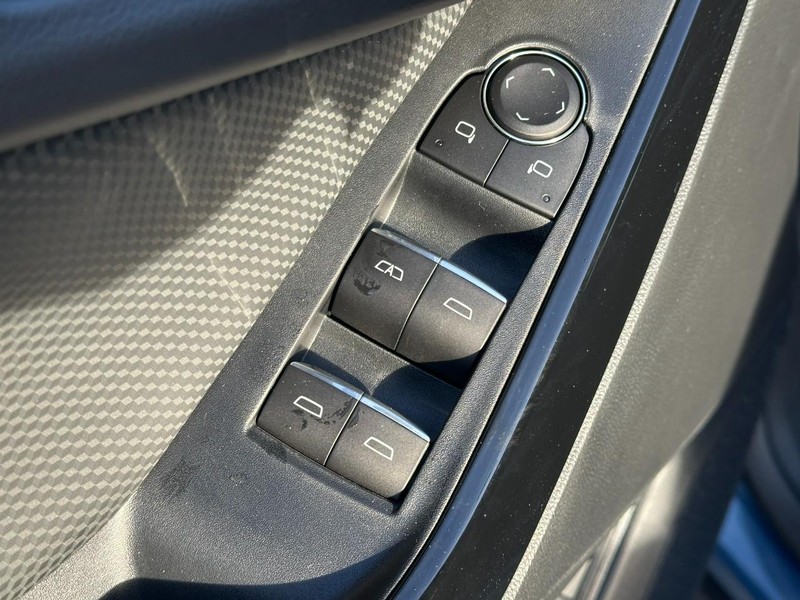 Chevrolet Equinox Vehicle Full-screen Gallery Image 9