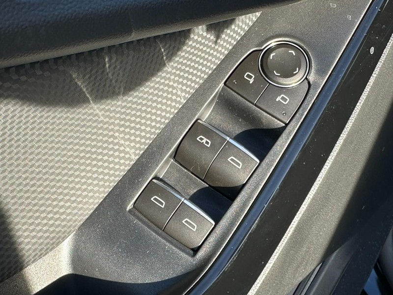 Chevrolet Equinox Vehicle Full-screen Gallery Image 9