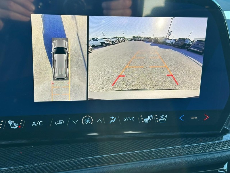 Chevrolet Traverse Vehicle Full-screen Gallery Image 16