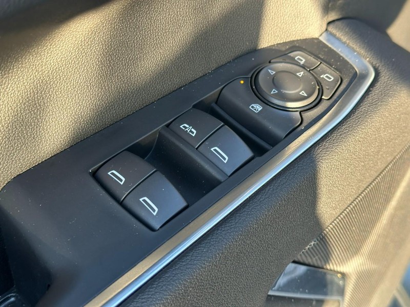 Chevrolet Silverado 1500 Vehicle Full-screen Gallery Image 16