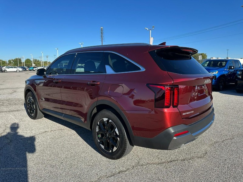 Kia Sorento Vehicle Full-screen Gallery Image 3