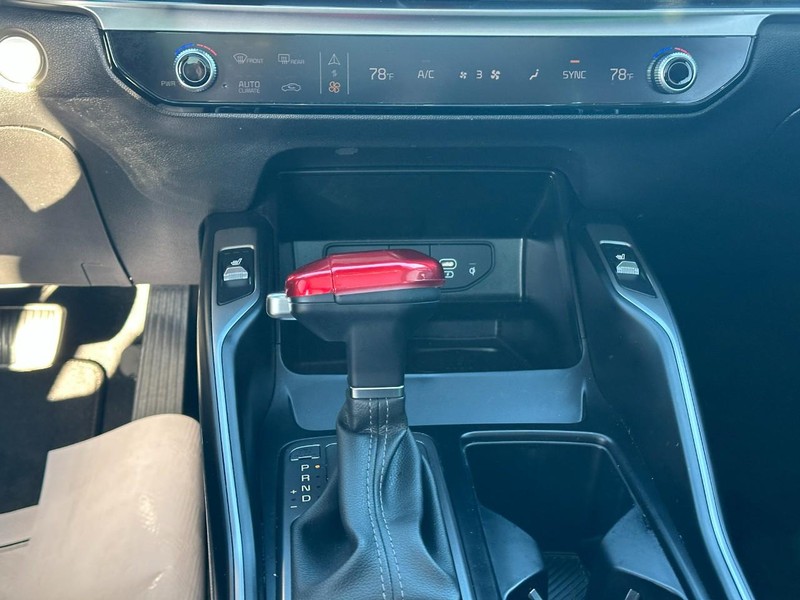 Kia Sorento Vehicle Full-screen Gallery Image 16