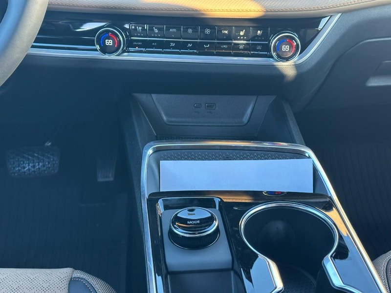 Chevrolet Equinox Vehicle Full-screen Gallery Image 8