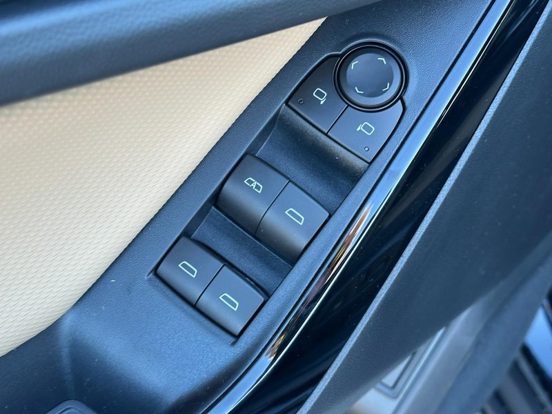 Chevrolet Equinox Vehicle Full-screen Gallery Image 9