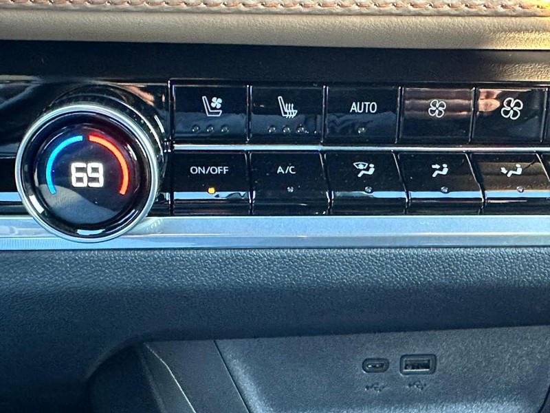 Chevrolet Equinox Vehicle Full-screen Gallery Image 14