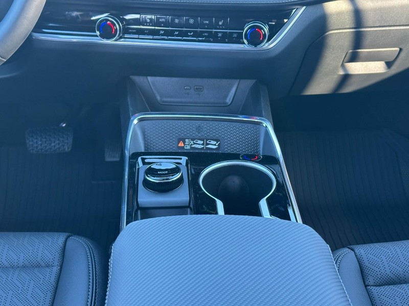 Chevrolet Equinox Vehicle Full-screen Gallery Image 8