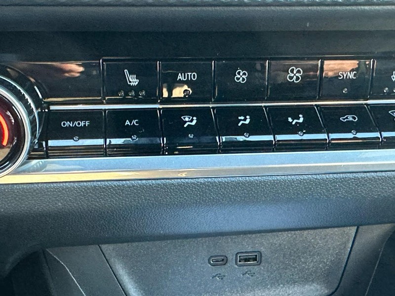 Chevrolet Equinox Vehicle Full-screen Gallery Image 13