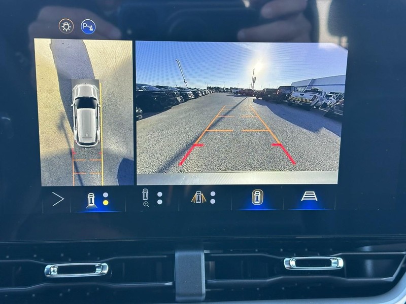 Chevrolet Equinox Vehicle Full-screen Gallery Image 14