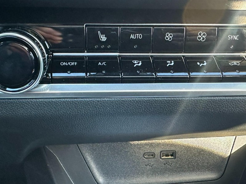 Chevrolet Equinox Vehicle Full-screen Gallery Image 14